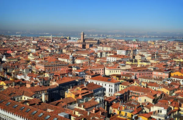 Pohled na benátské střechy shora, Itálie — Stock fotografie