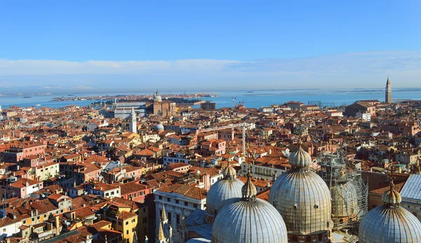 Sankt Markus-katedralen i Venedig från ovan med staden tak — Stockfoto