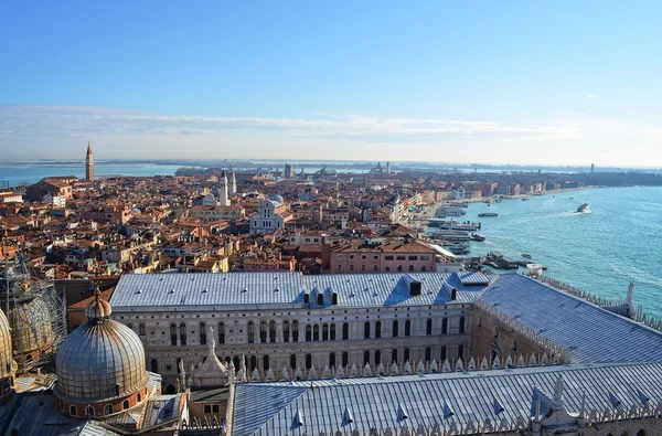 Catedral de São Marcos em Veneza de cima com telhados da cidade à distância — Fotografia de Stock