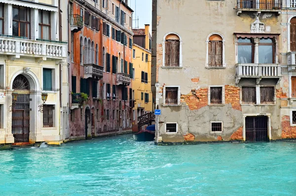 Bela rua de água - Veneza, Itália — Fotografia de Stock