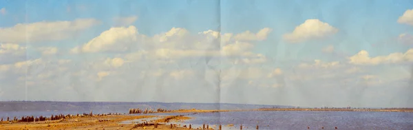 Panorama della costa e le nuvole blu sulla carta sgualcita — Foto Stock