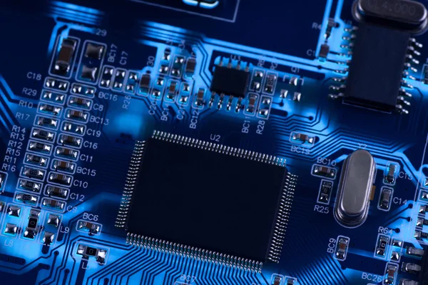 Makro-Foto des elektronischen Schaltkreises. Leiterplatte auf der Beleuchtung. — Stockfoto
