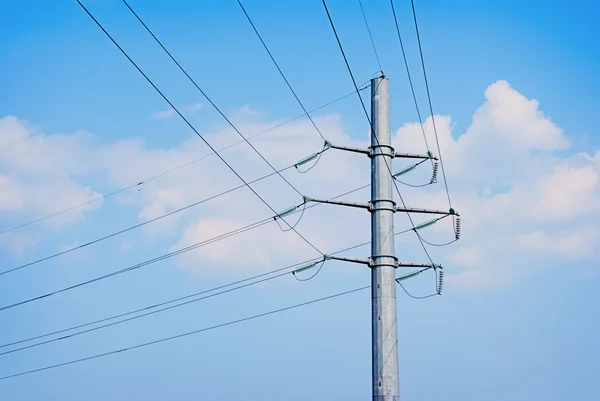 Elektriska ledningar pol på en bakgrund av blå himmel — Stockfoto