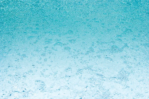 青い水の中の泡のクローズ アップ — ストック写真