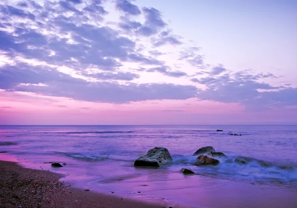 Paesaggio di bellezza con alba sul mare — Foto Stock