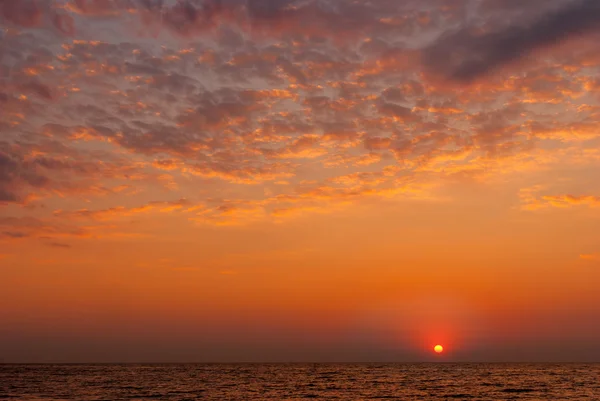 Rosso tramonto viola sul mare — Foto Stock