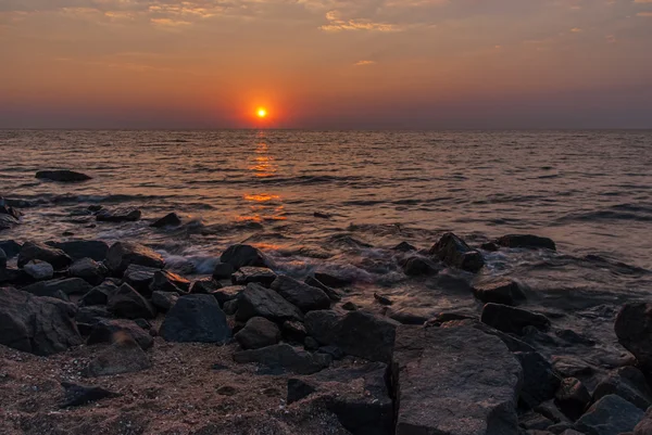 Rosso tramonto viola sul mare — Foto Stock