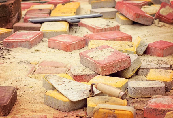 Gekleurde blokken met instrumenten in werkproces — Stockfoto