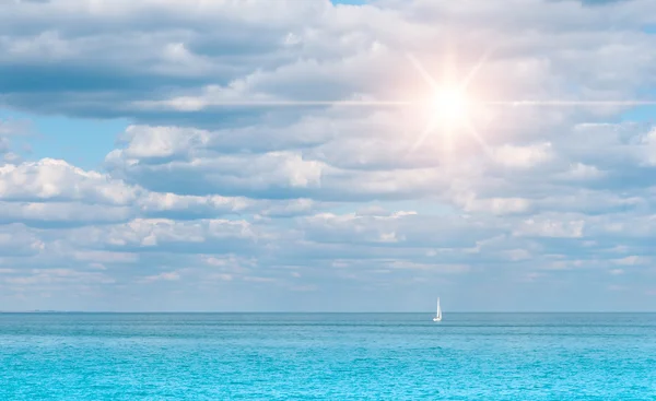 Día soleado brillante con un barco flotando en el mar —  Fotos de Stock