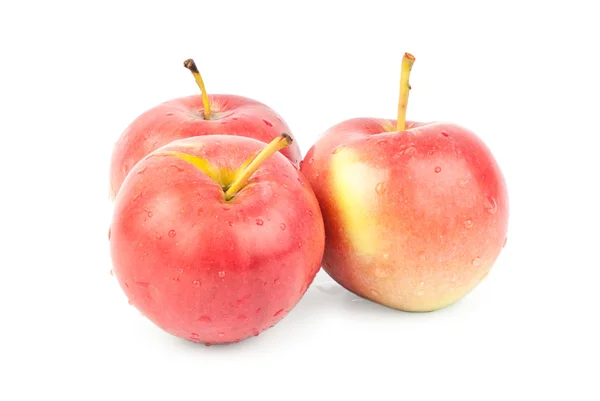 Три свежих красных яблока. Изолированный на белом фоне. Крупный план — стоковое фото