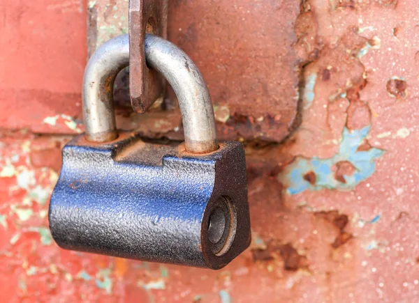 Padlock op oude metalen deur — Stockfoto