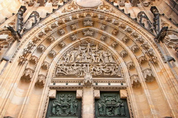 Detaljerad vy av portalen av katedralen i st. vitus (Prag, Tjeckien) — Stockfoto