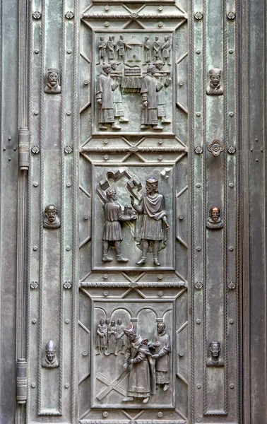Fragmento de decoración de la puerta de la catedral de San Vito — Foto de Stock