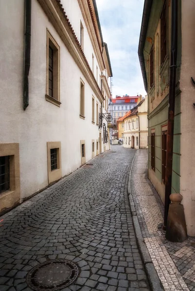 Mañana en la vieja ciudad sin gente. Praga. fondo de papel viejo texturizado —  Fotos de Stock