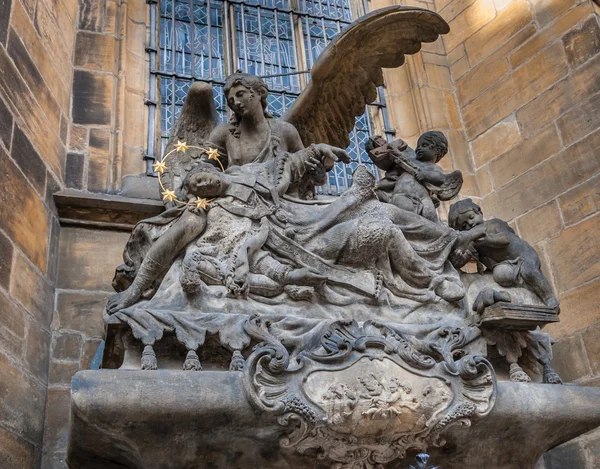 Fragmenten van beelden in de kathedraal kerk heilig vitus — Stockfoto