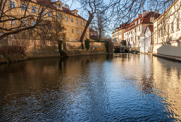 Alte Wassermühle am Fluss Chertovka in Prag. — Stockfoto