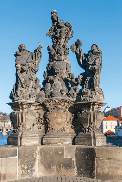 Sochy na Karlově mostě v Praze, Česká republika — Stock fotografie