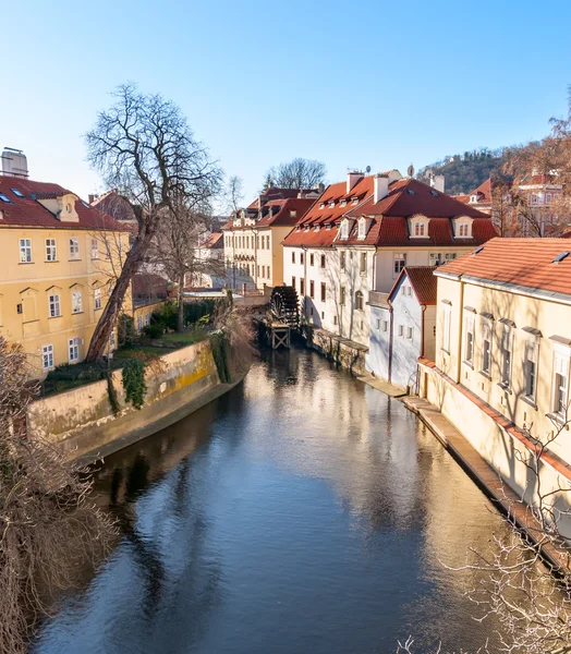 Moinho de água velho no rio Chertovka em Praga . — Fotografia de Stock