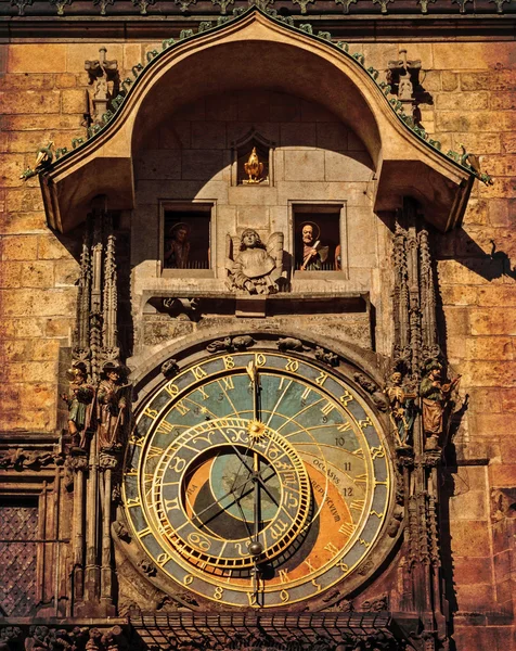 Orloj astronomische Uhr in Prag. Tschechische Republik, dunkle Farben — Stockfoto