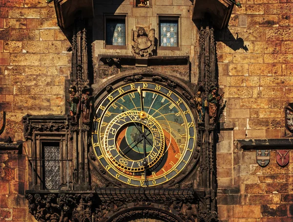 Orloj relógio astronômico em Praga. República Checa, cores escuras — Fotografia de Stock