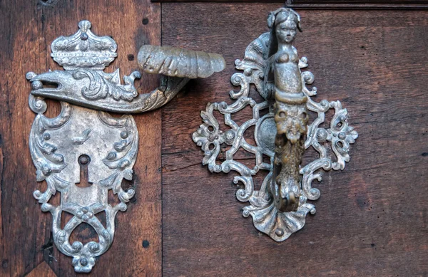 Detalhe de decoração de maçaneta da porta de entrada antiga em Praga — Fotografia de Stock