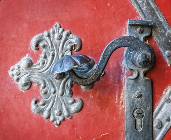 Detalle decorativo de manija de puerta de entrada antigua en Praga —  Fotos de Stock