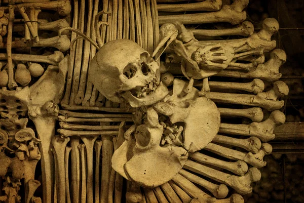 Crânios e ossos. Kutna Hora, República Checa. papel velho texturizado — Fotografia de Stock