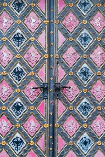 Vintage deur. ingang naar de kathedraal in vysehrad, prague. — Stockfoto