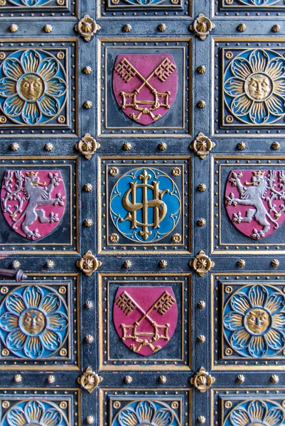 Porta vintage. Entrada para a catedral de Vysehrad, Praga . — Fotografia de Stock