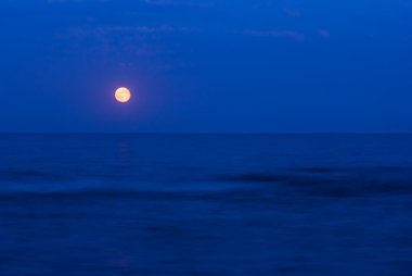 Denizin üzerinde dolunay