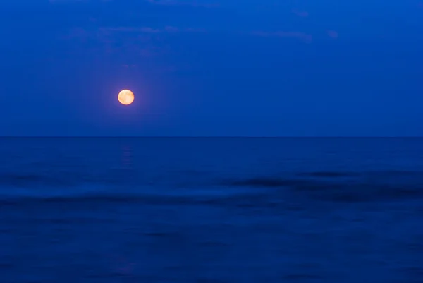 Bulan purnama di atas laut — Stok Foto