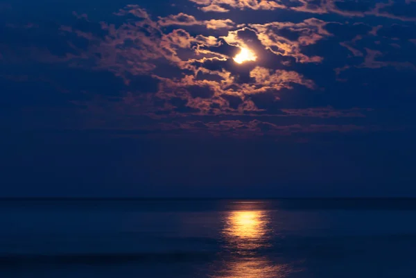 Úplněk v noční obloze nad vodou zalité měsíčním světlem — Stock fotografie