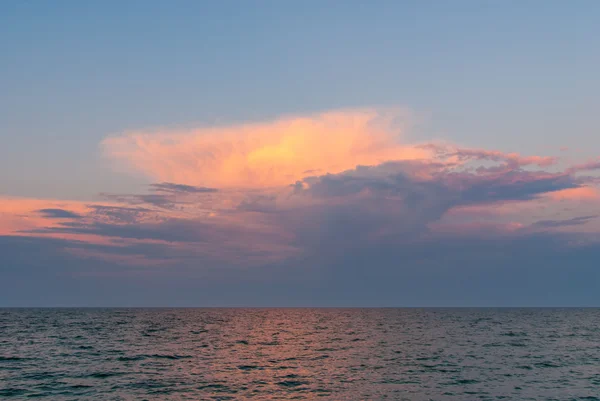 Indah pemandangan laut dengan oranye hangat matahari terbit — Stok Foto