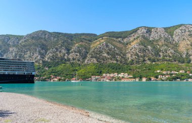 Karadağ 'ın Kotor Körfezinde Gemi