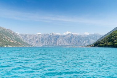 Karadağ 'ın Kotor Körfezi üzerindeki manzara manzarası gün batımında dağlarla birlikte.