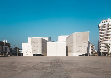 Casablanca, Fas - 12 Şubat 2022: Günün ortasında Casablanca Büyük Tiyatrosu manzarası