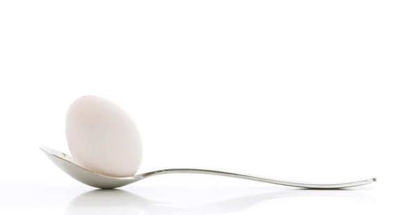 Jajko w łyżka — Zdjęcie stockowe