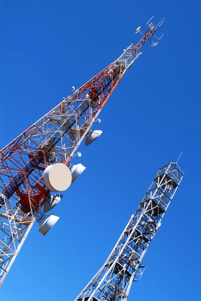 Torres de telecomunicações — Fotografia de Stock