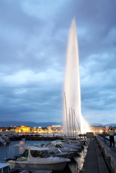 Genève waterstraal door nigh — Stockfoto