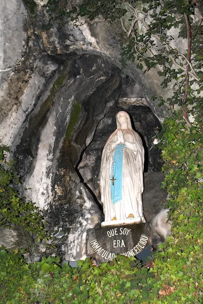 Figure de la Vierge dans la grotte de Lourdes — Photo