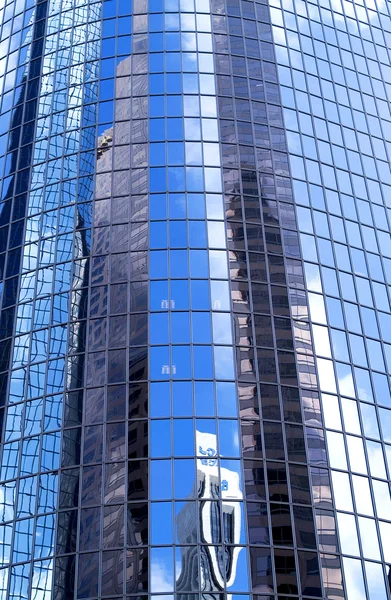 Зеркала здания — стоковое фото