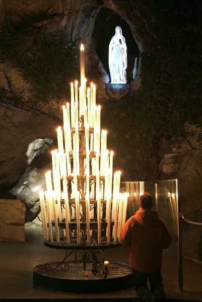 Mujer rezando en la Gruta de Lourdes — Foto de Stock