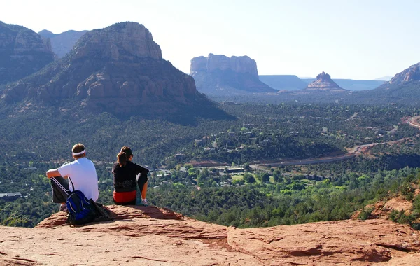 Två unga pojke tittar på den underbara utsikten i sedona (arizona) — Stockfoto