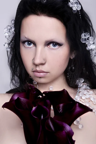 Bella ragazza con fiori neri nelle loro mani — Foto Stock