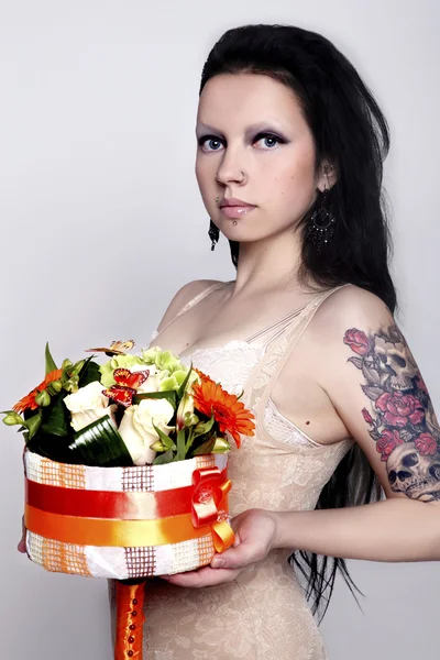 Menina bonita com uma cesta de flores — Fotografia de Stock