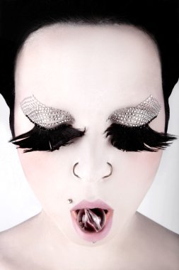 Kırmızı yakut dilinde güzel kızla