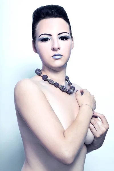 Schöne fremde Frau Brünette mit Perlen auf dem Hals — Stockfoto