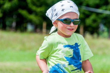 gülümseyen ve mutlu çocuk