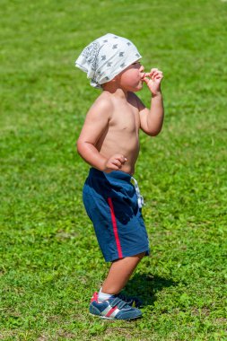 gülümseyen ve mutlu çocuk