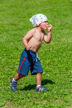 gülümseyen ve mutlu çocuk